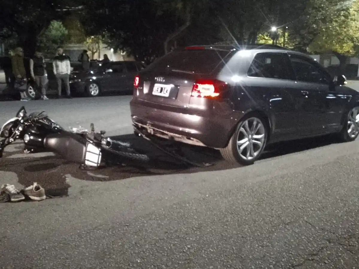 Un motociclista impactó contra un vehículo en la diagonal Illia.