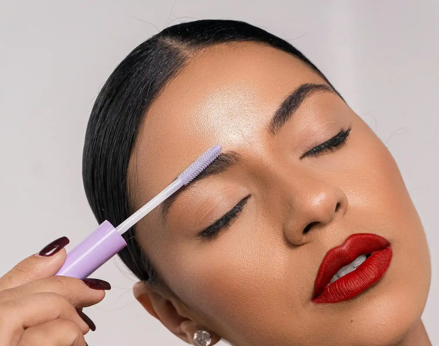 Conocé la nueva tendencia de cejas que transforma tu rostro en segundos