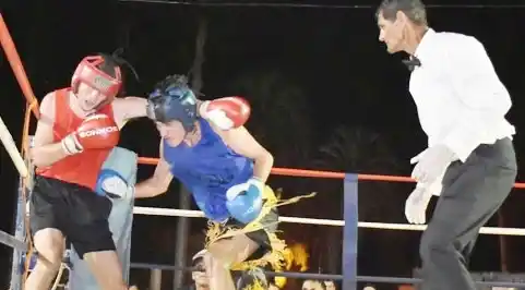 Boxeo amateur en el Polideportivo Víctor Oppel