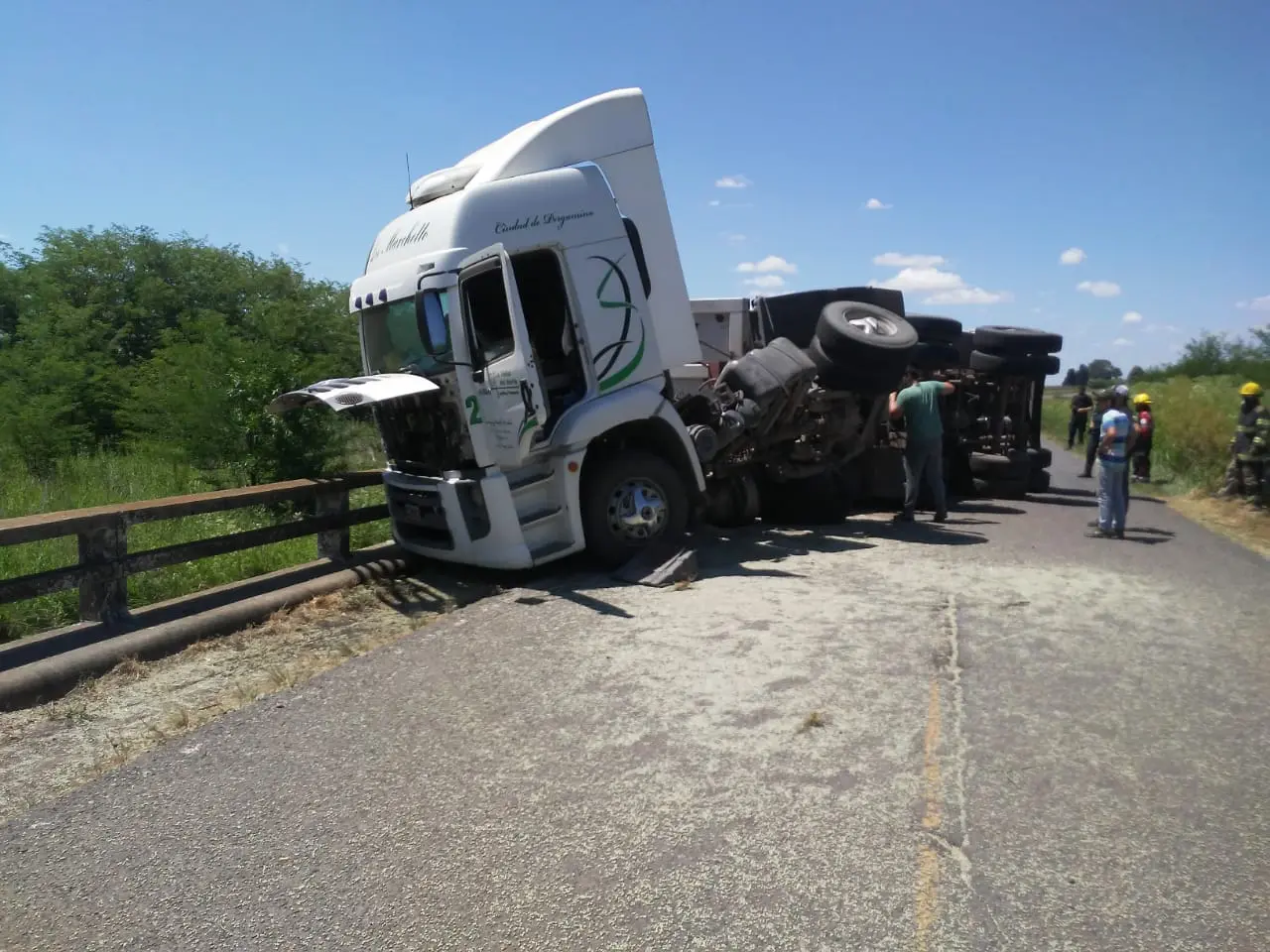 Ruta 191: Volcó un camión y el conductor fue trasladado al Hospital de Santa Lucía