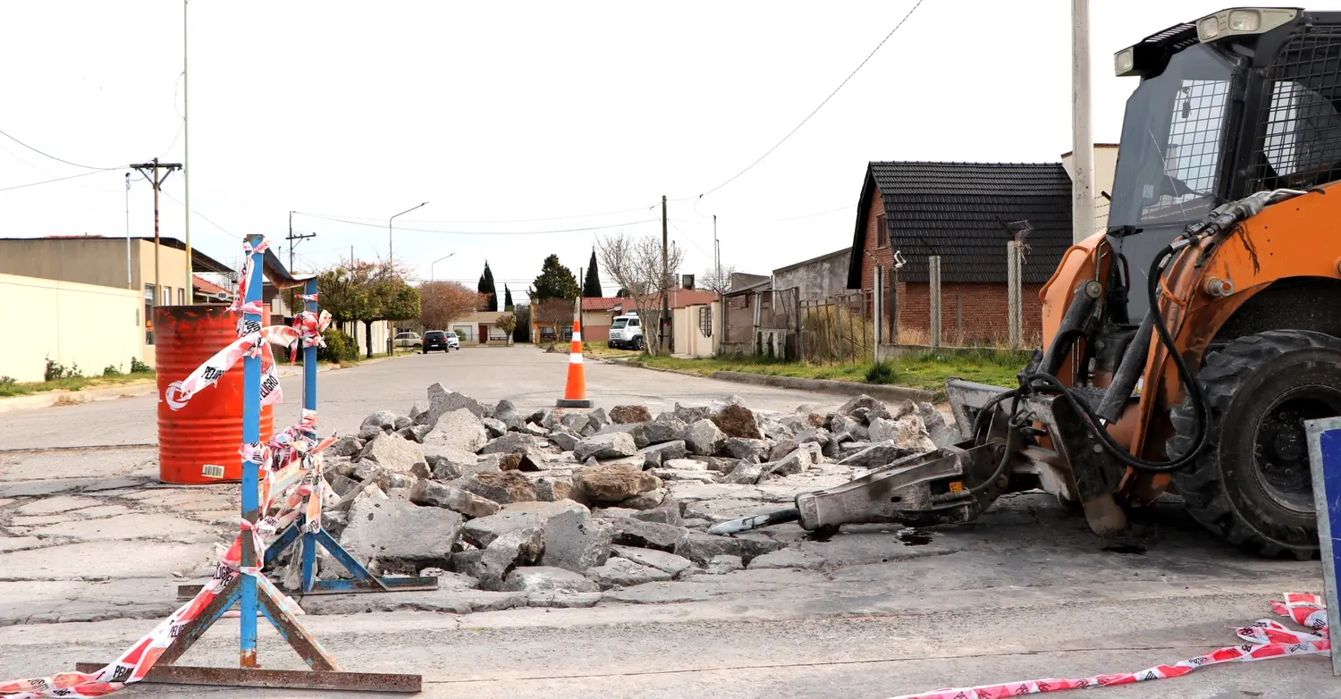En San Cayetano Avanzan los trabajos de bacheo urbano.