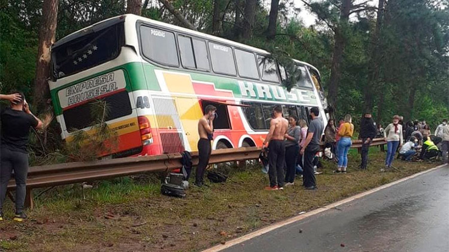 Al menos un muerto y varios heridos al despistar un micro y chocar contra pinos