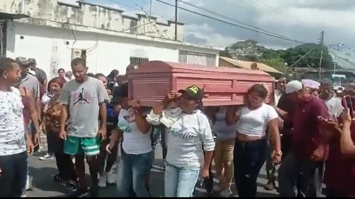 TRAS PECULIAR RITO sepultaron a víctimas del cóctel «MUERTE LENTA» en Chivacoa (video)