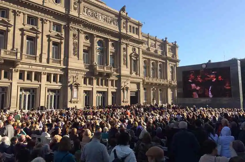 La Traviata al aire libre, junto al Teatro Colón