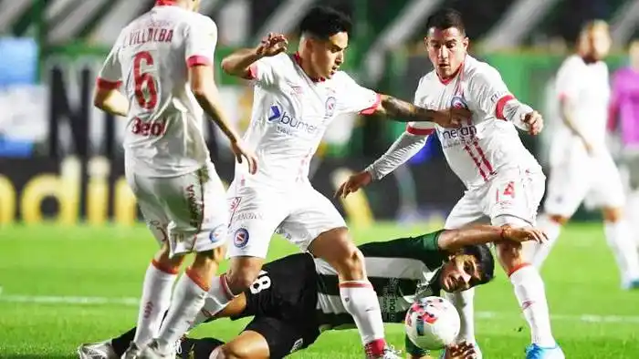 Argentinos Juniors rescató un agónico empate ante Banfield
