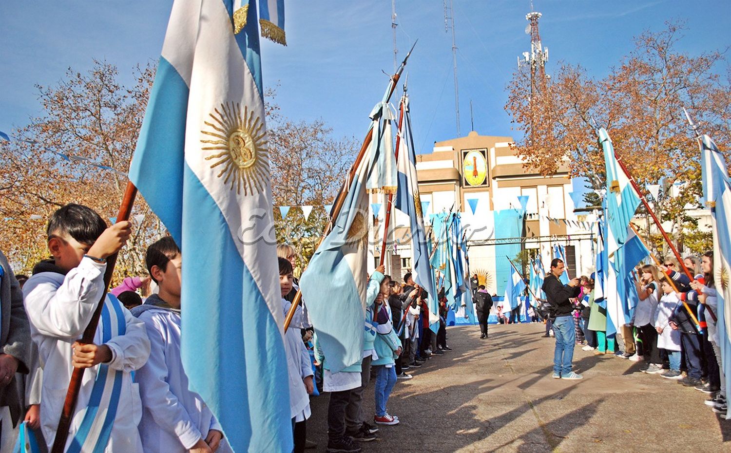 Nueva promesa. Todos los años, los chicos se reúnen en la Plaza en honor a Belgrano