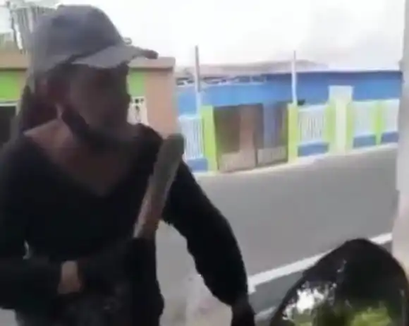 Hasta las botas le querían quitar: la miliciana volvió a hablar, ahora sin uniforme (+Video)