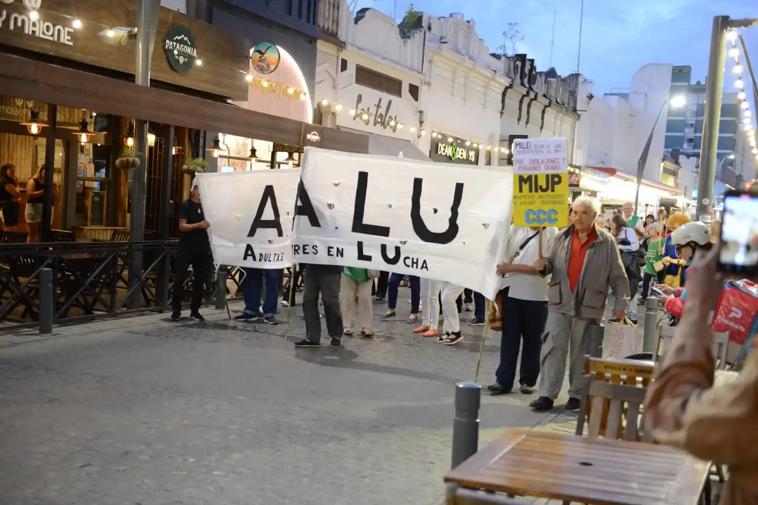 Los Adultos Mayores en Lucha se movilizaron por el centro de Tandil