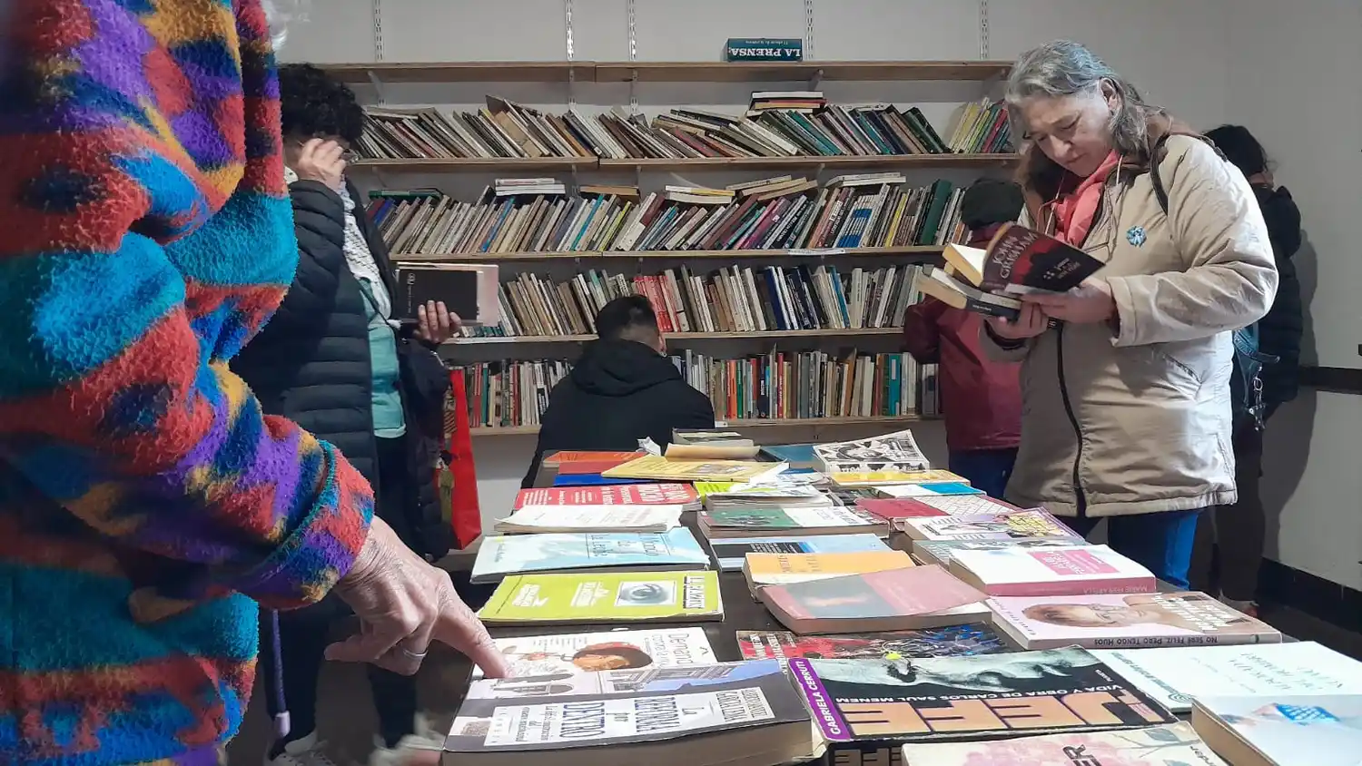 Consiste en dejar un libro en un espacio público y de alta circulación de personas, como plazas o paradas de colectivos.