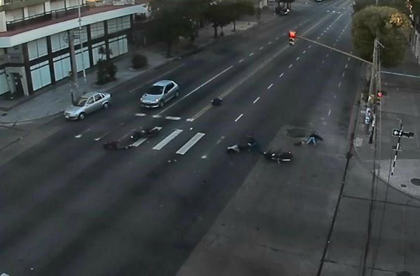 Violento choque entre motos en Independencia y Alberti dejó 5 heridos