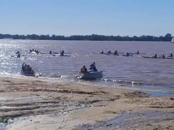 La remada en defensa del río Paraná inició el domingo y concluirá el 25 de mayo.