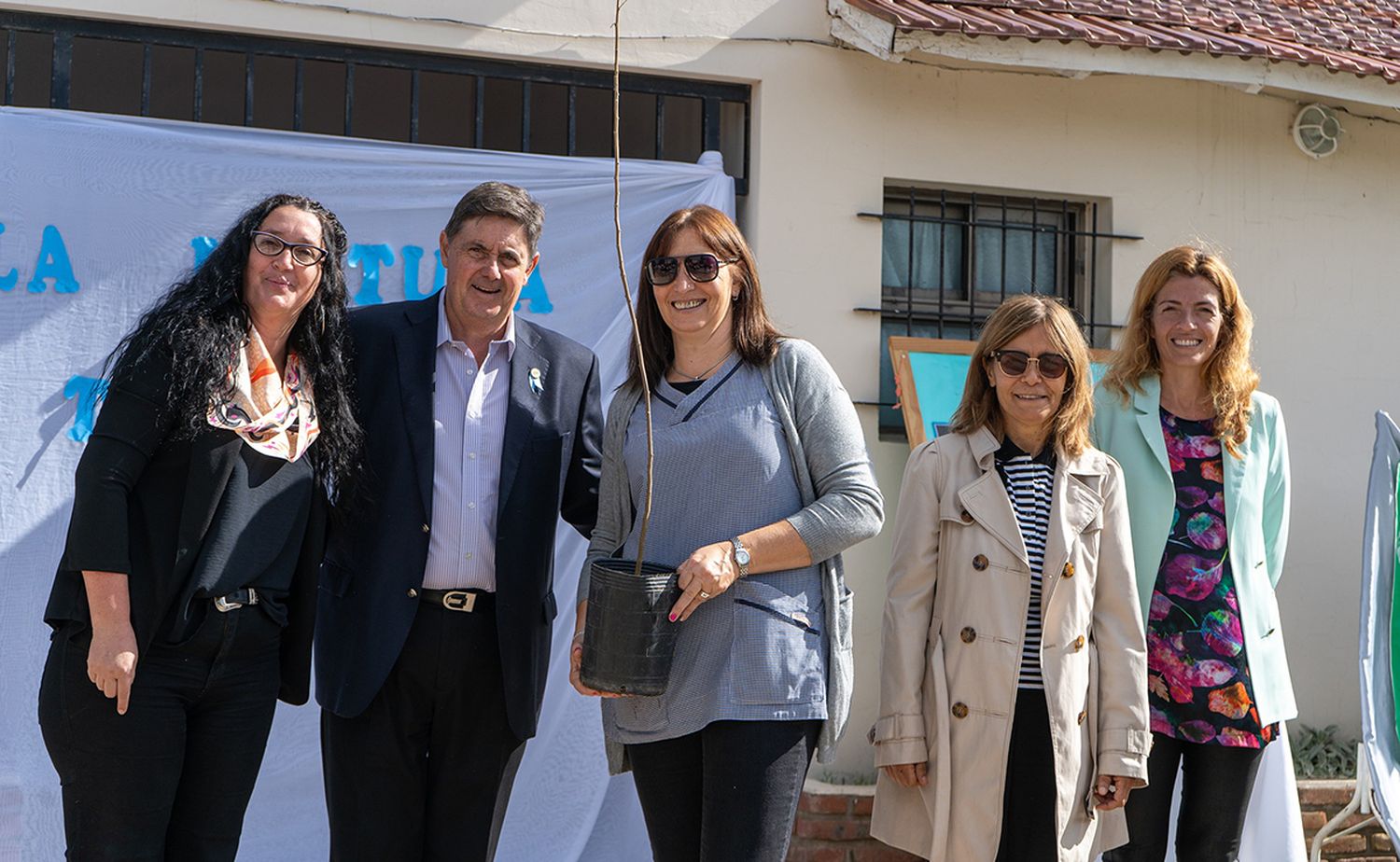 El jefe comunal. Junto a directivos y docentes del Jardín de Infantes Nº 2, escenario de la actividad