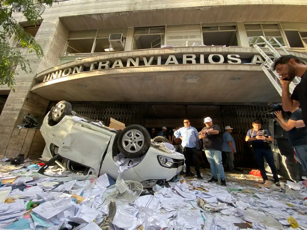 Tomaron sede de la UTA: Roberto Fernández amenazó desde el techo con "matar a fierrazos" al que suba