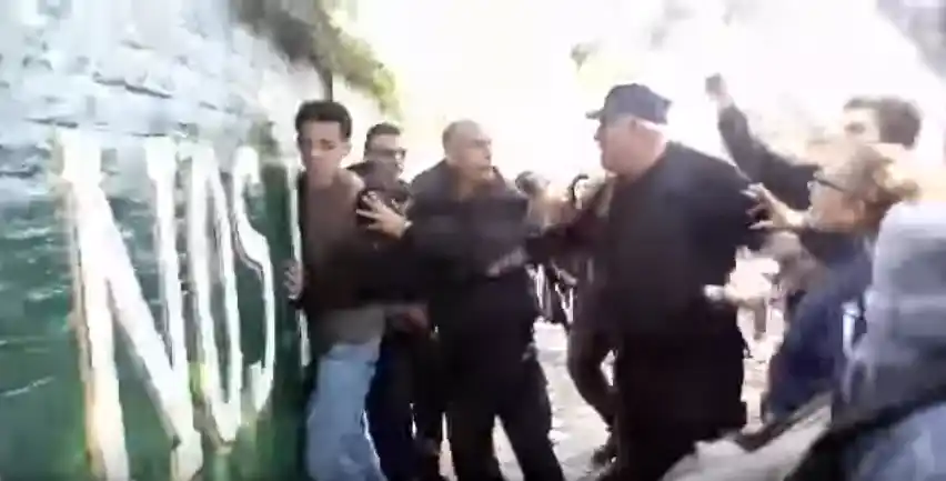 Abuso policial: Denuncian que efectivos ingresan a escuela en Banfield y detienen a menor