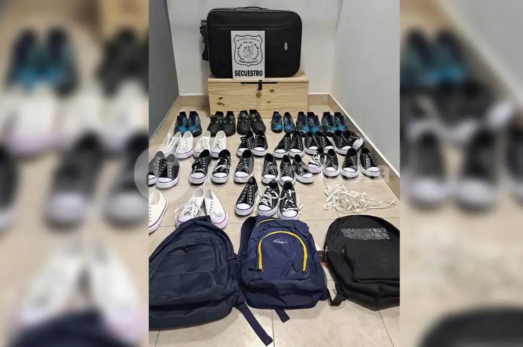 A gran velocidad, escapó de la policía y descartó un bolso con varias prendas robadas de un comercio