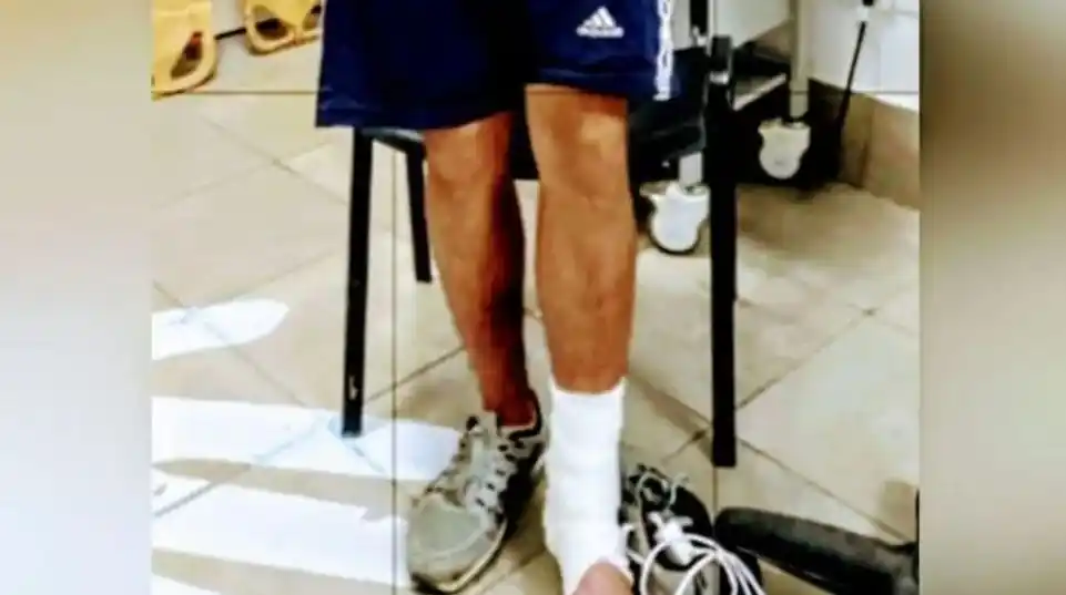 Tiene 19 años, denunció que fue baleado en un robo, pero el ladrón era él