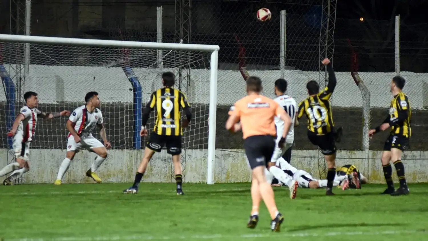 Devesa (10) ya conectó de cabeza y la pelota viaja al gol. Santamarina se ponía en ventaja.
