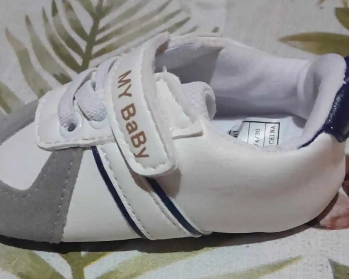 Buscan zapatilla de bebé