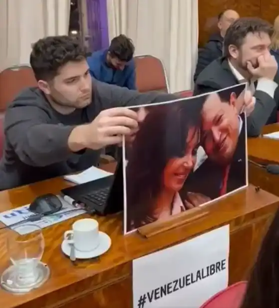Sacó la foto en plena sesión legislativa