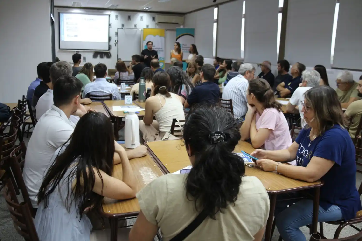 Una buena cantidad de participantes en el primer taller sobre el Código.