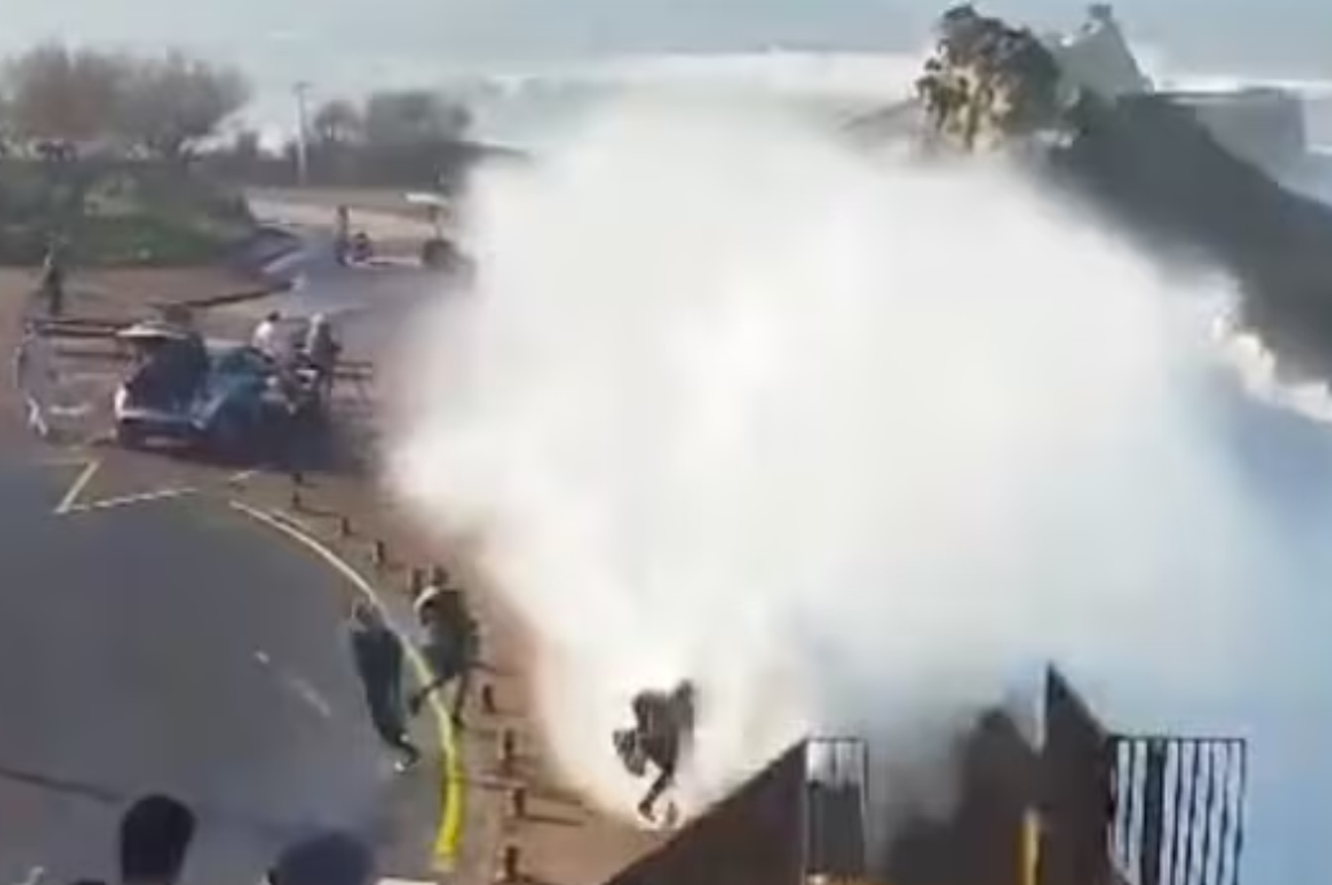 Una gigante ola se llevó a varias personas en Biarritz