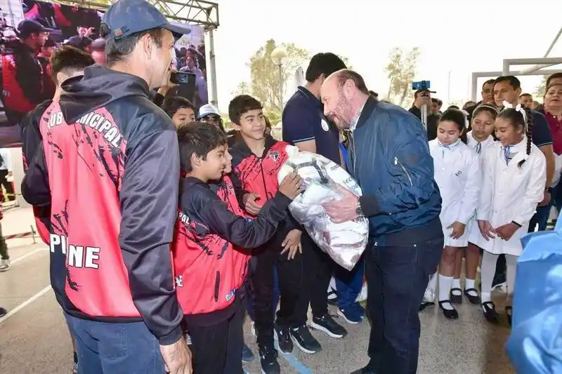 El Gobernador firmó dos inicios de obra para la distribución de agua potable en Pirané