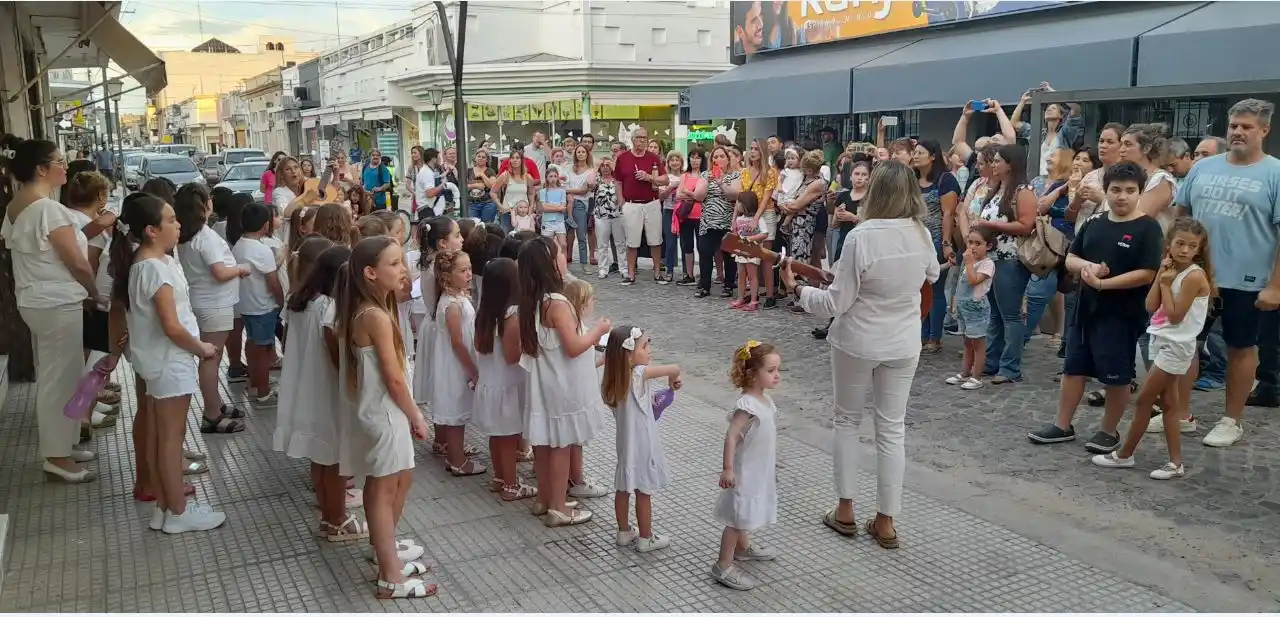 El coro infantil “En son de paz” interpretó villancicos navideños en calle San Antonio
