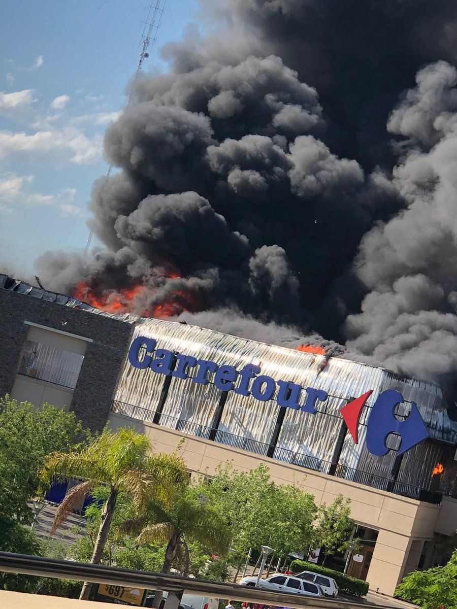 Evacuación en supermercado Carrefour de Rincón de Milberg, Tigre, por un incendio