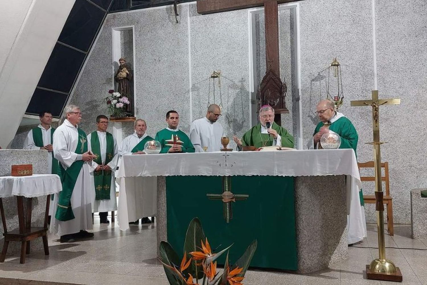 Monseñor Torres concelebró junto al Padre Antonio, Ariel, presbíteros y diáconos diocesanos.