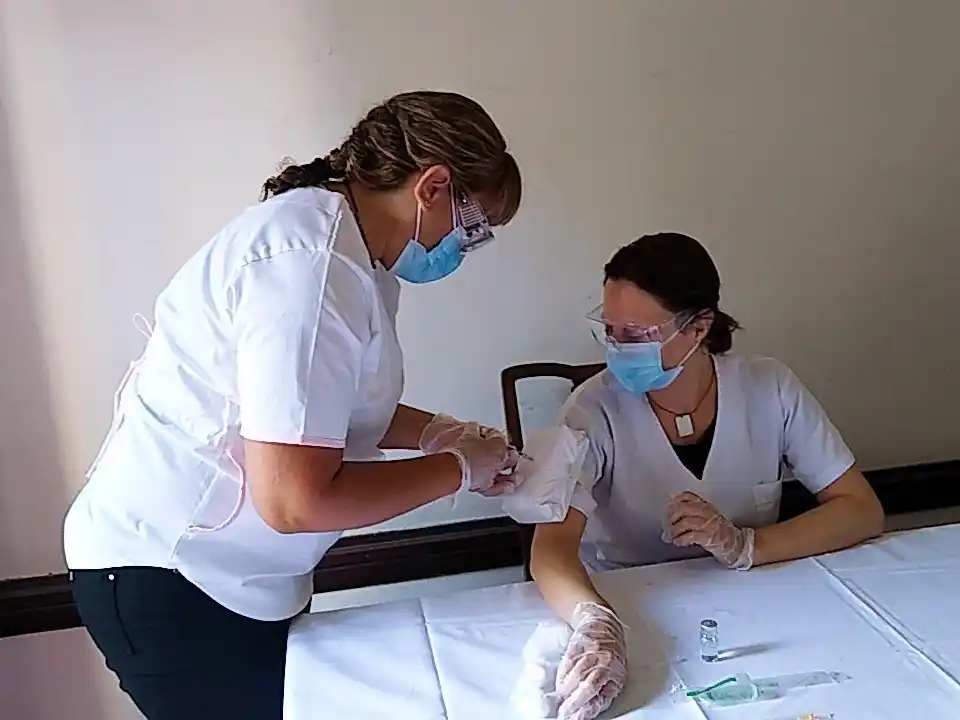 La vacunación antigripal comenzó con el personal de salud