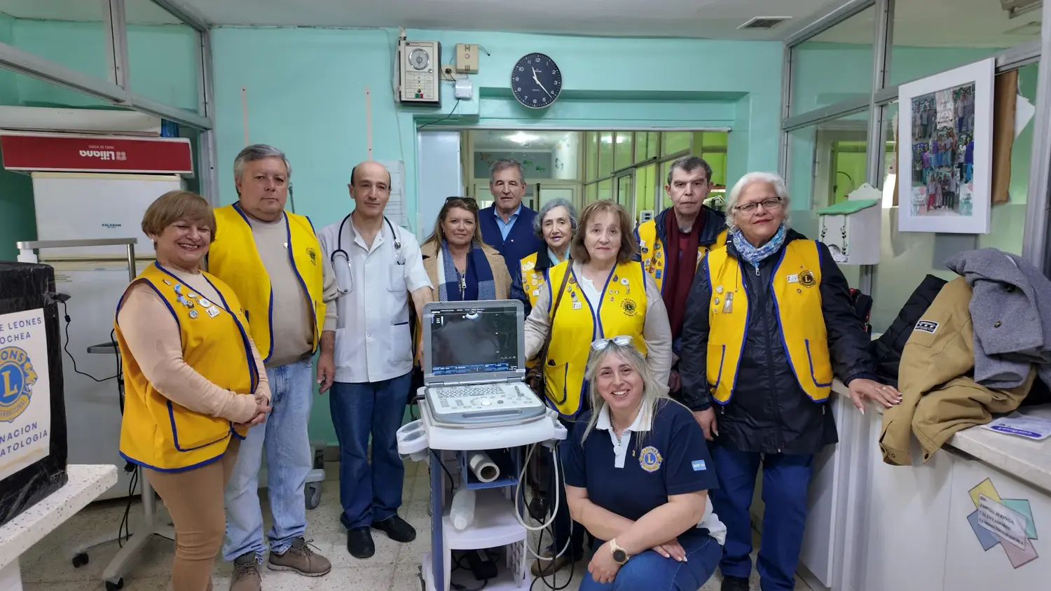 Integrantes del Club de Leones y del Servicio de Neonatología, junto al nuevo ecógrafo donado al Hospital Ferreyra