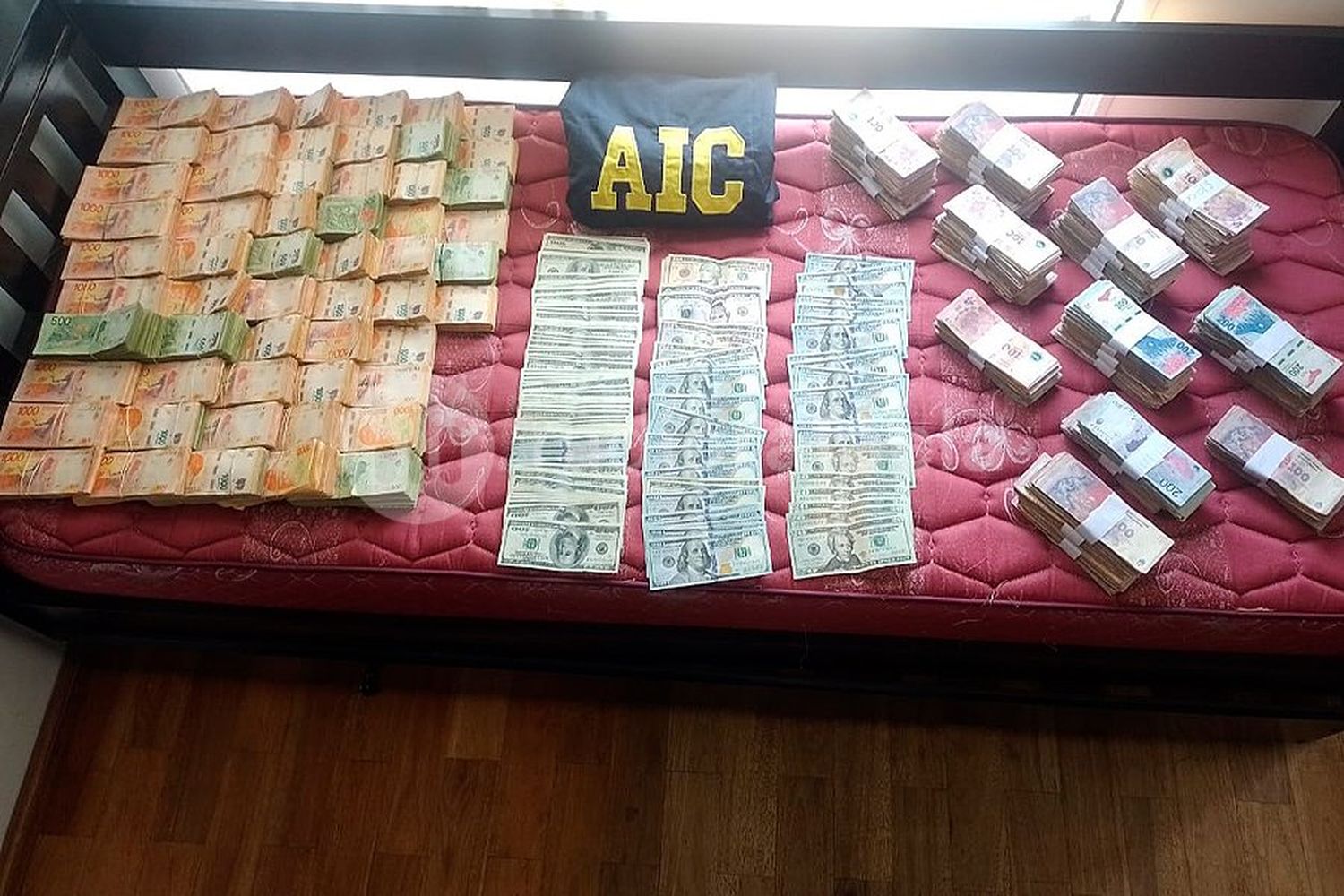 Cuatro detenidos y más de 6 millones de pesos hallados en un allanamiento en Santo Tomé