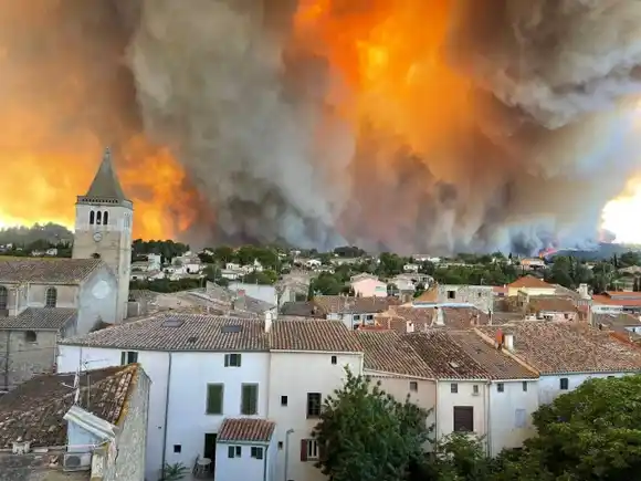 Un muerto y nueve heridos en un mega incendio forestal en Francia