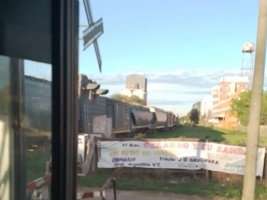 Paso a nivel de Eva Perón cortado. Foto: FM DaLe 91.1