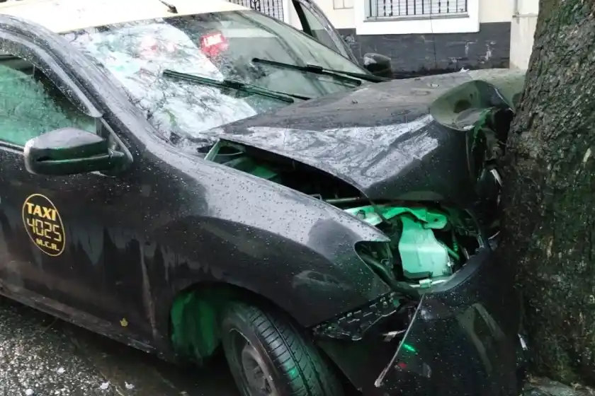 Taxista perdió el control en medio de la tormenta e impactó contra un árbol en macrocentro