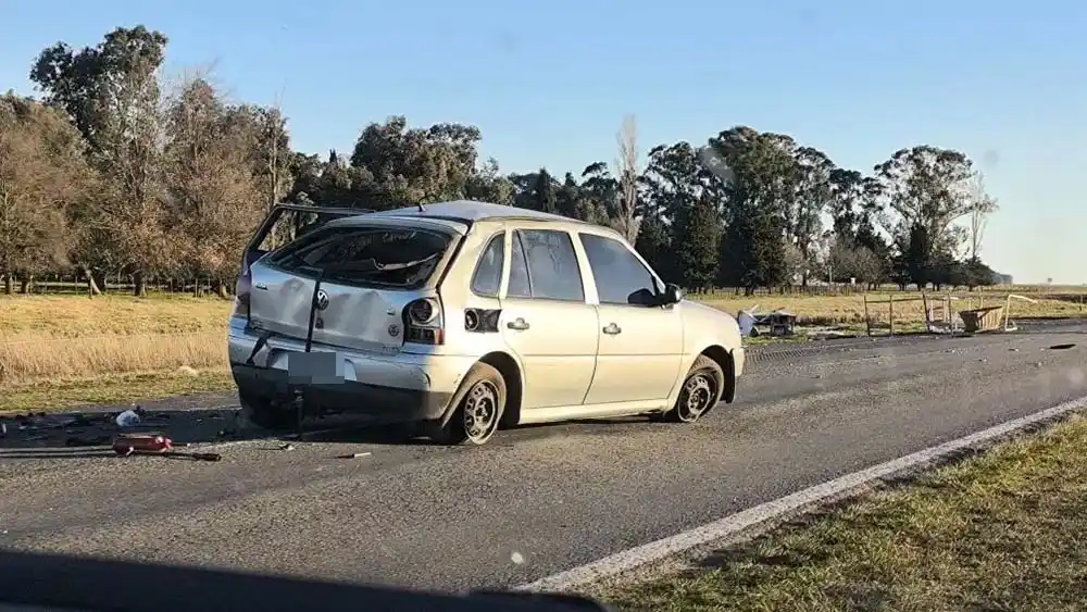 El auto despistó y volcó