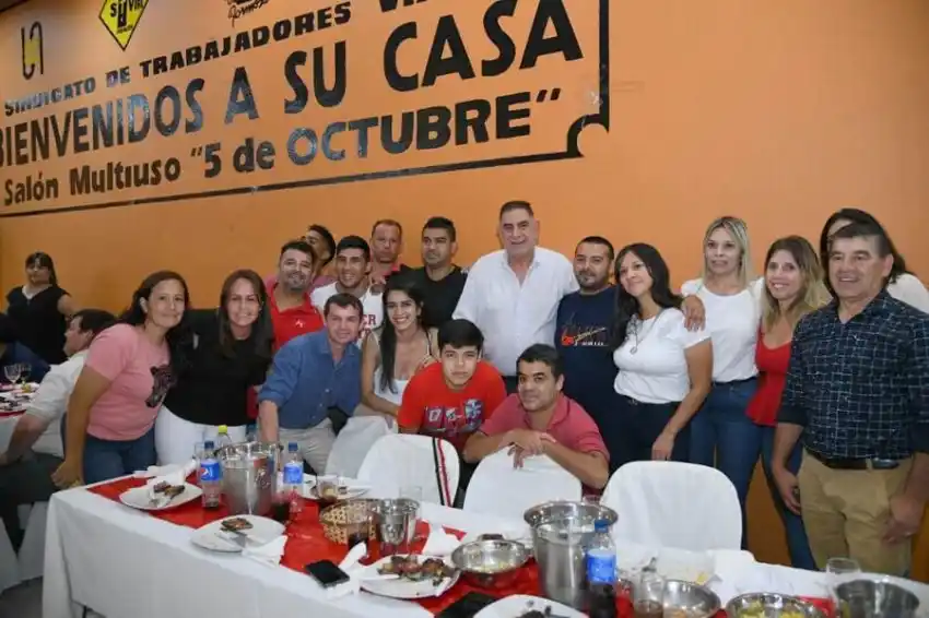 Noche de emotivo reencuentro ante el inminente inicio del fútbol local