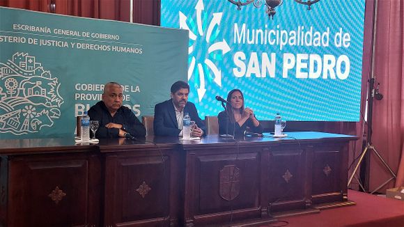 Con el jefe de asesores de Kicillof, Carlos Bianco, entregaron escrituras a familias de San Pedro