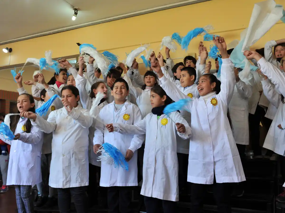  Lealtad a la bandera: actos emotivos de los alumnos de cuarto grado