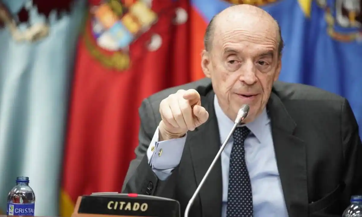 Canciller Álvaro Leyva no acata su suspensión