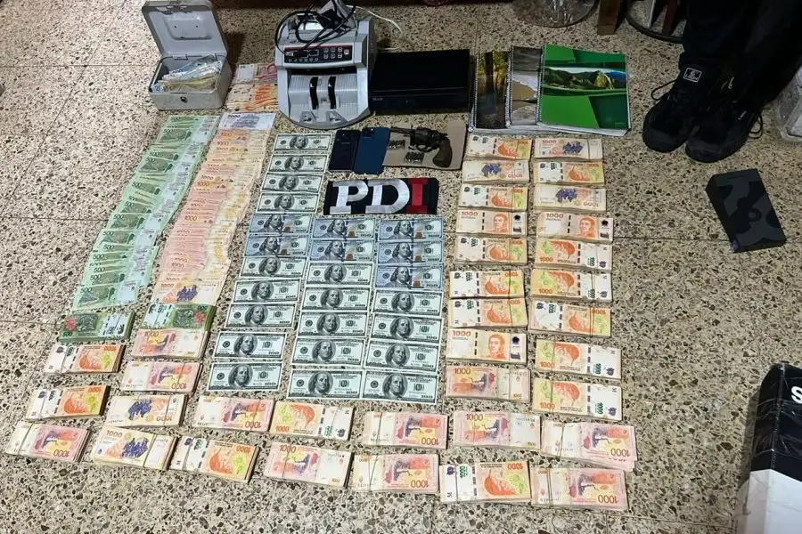  Entre las más de 4 toneladas de metal hay cables, picaportes, placas de instituciones públicas y cementerios y elementos de bronce. Además, productos de los procedimientos, se secuestraron 2.500 dólares y 4 millones de pesos.