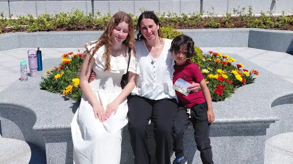 Isis con su mamá Miriam y su hermanito