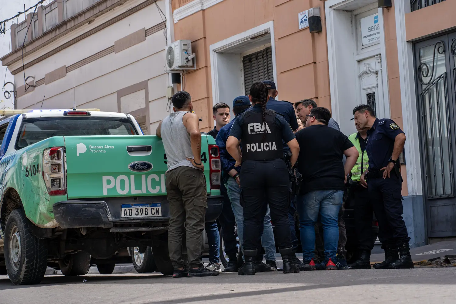 Dos sujetos ingresaron en la financiera Reuterfin haciéndose pasar por agentes de la Policia Federal