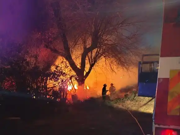 Incendio destruyó un galpón utilizado como criadero de pollos