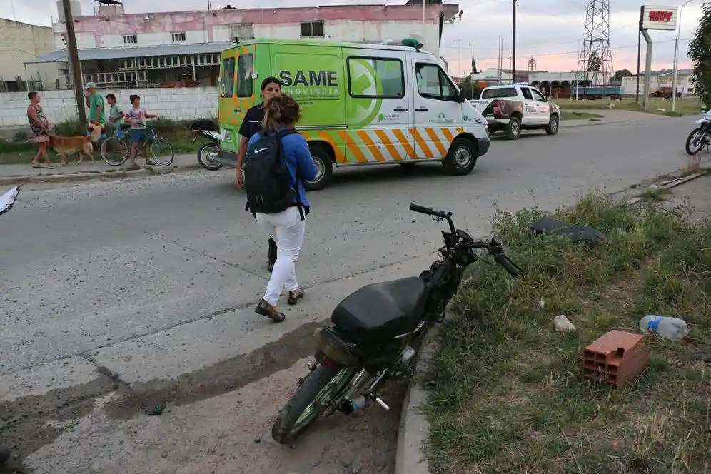 Un auto chocó a una moto, dejó a dos  jóvenes golpeados y se dio a la fuga