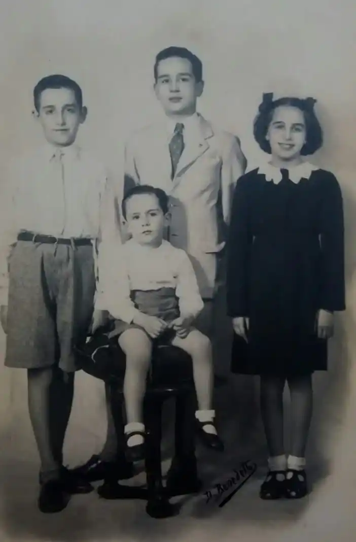 Zélika junto a sus hermanos.-