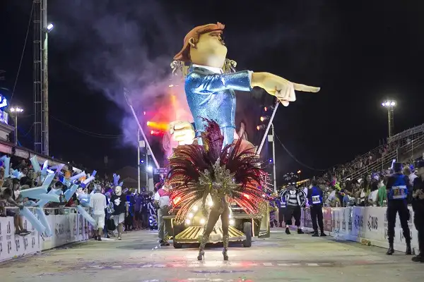 Explosión de Carnaval: otra noche de brillo y de fiesta en un Corsódromo repleto