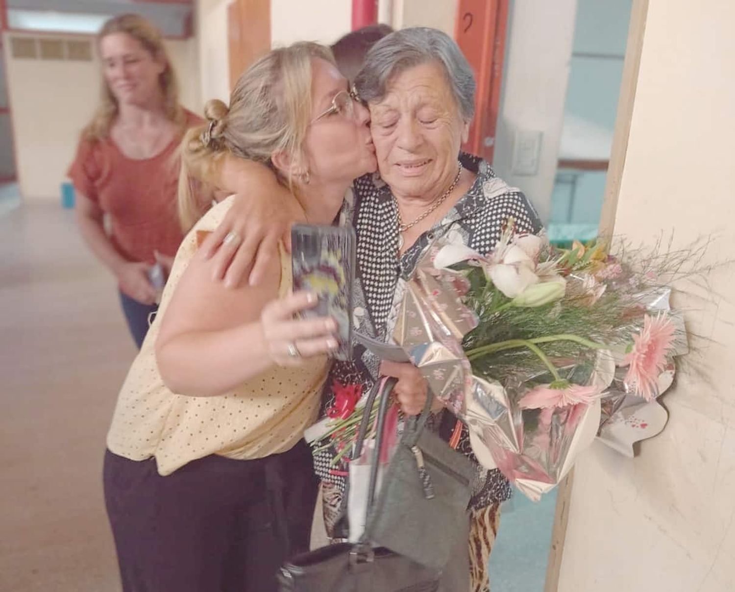 Tiene 79 años y egresó como profesora de lengua y literatura