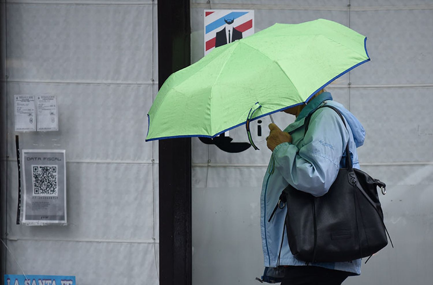 Vuelve el frío en un domingo gris y pasado por agua en Rosario