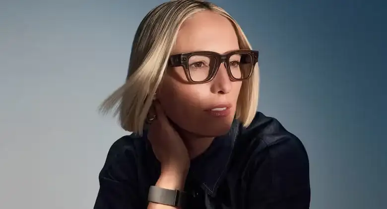 Unos anteojos Meta Ray-ban Display. Tienen una pequeña pantalla en el cristal derecho, parlantes en las patillas y una cámara frontal en la montura
